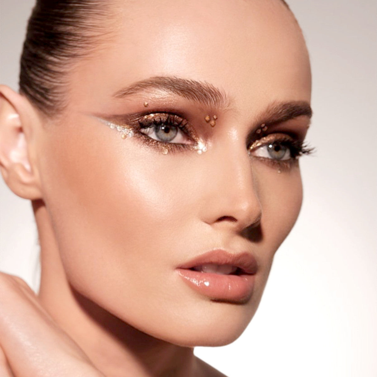 20230215_pmg_face_bronzer_SHADE1_edit_anastasia_alex_look2_3_1x1_NAKED_DESIRE.jpg