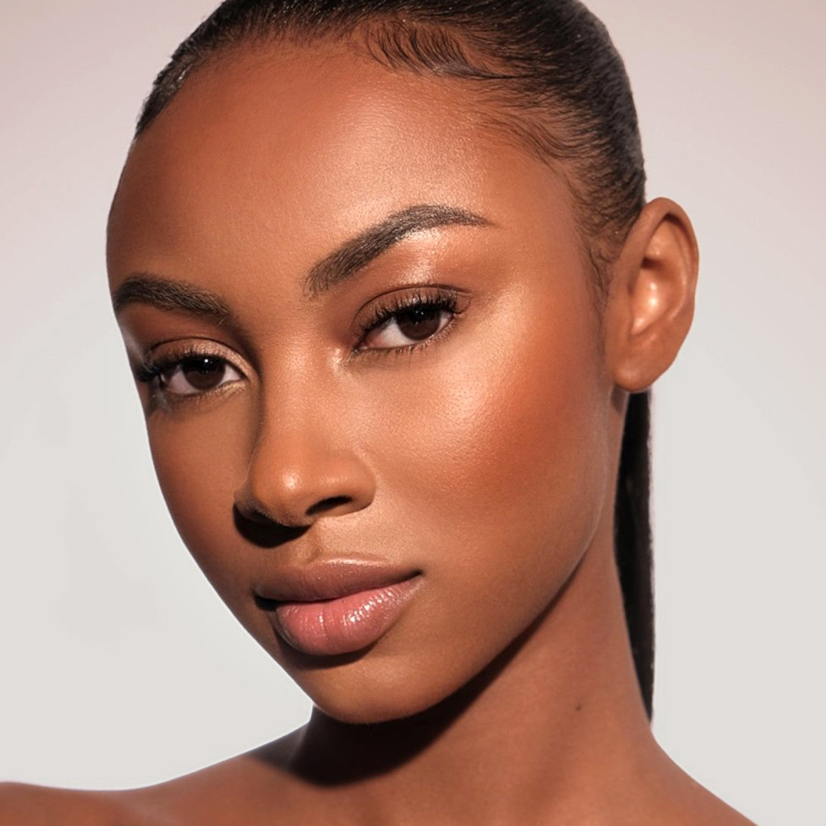 20230221_pmg_face_bronzer_SHADE6_edit_nakai_alex_look1_2_1x1_BRONZE_DIVINITY.jpg