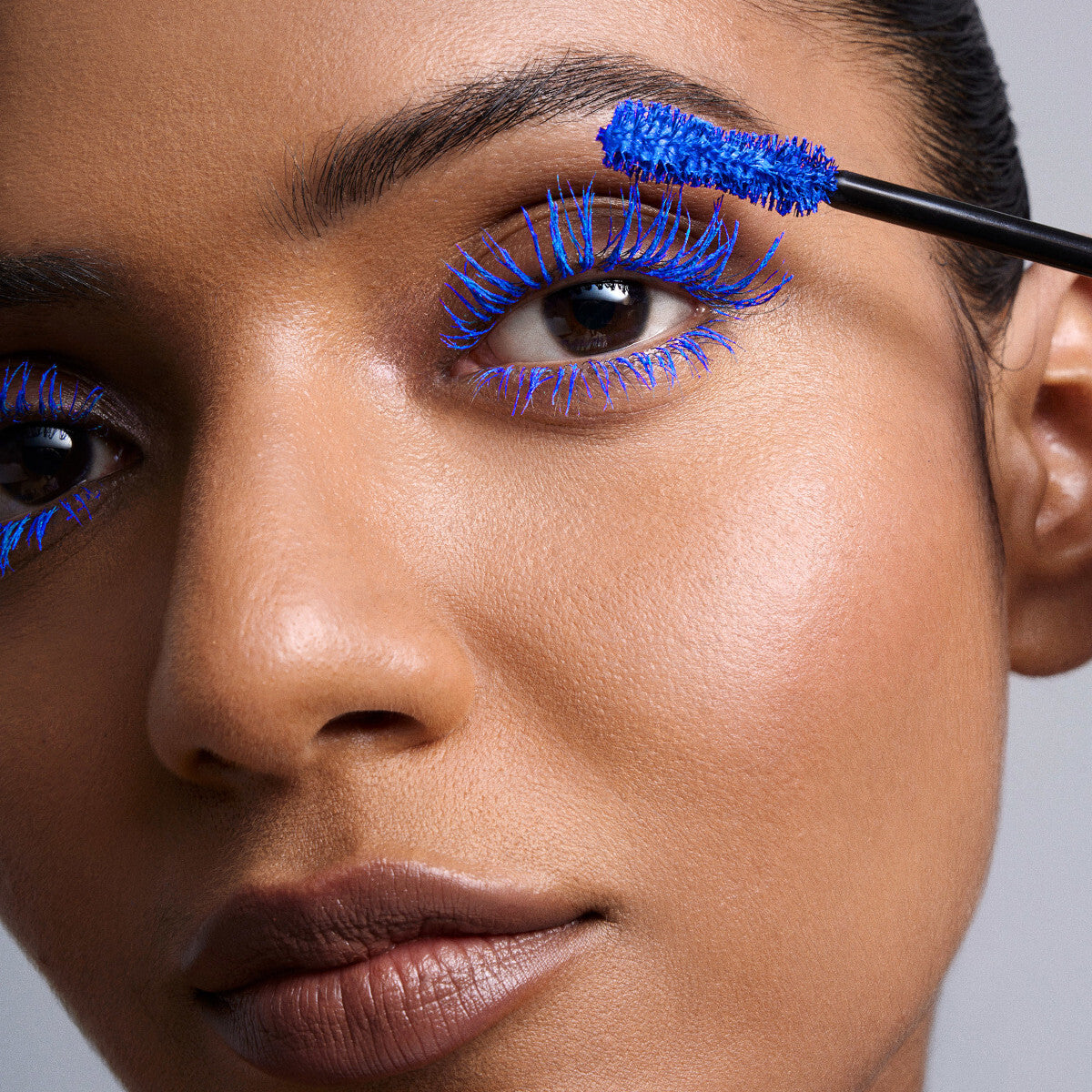 PMG_COLOUR-BLITZ-MASCARA_MODEL_ULTRAVIOLETBLUE-ECOMM2_8b1f7ec3-620b-4771-9fe2-b121ac46650e.jpg